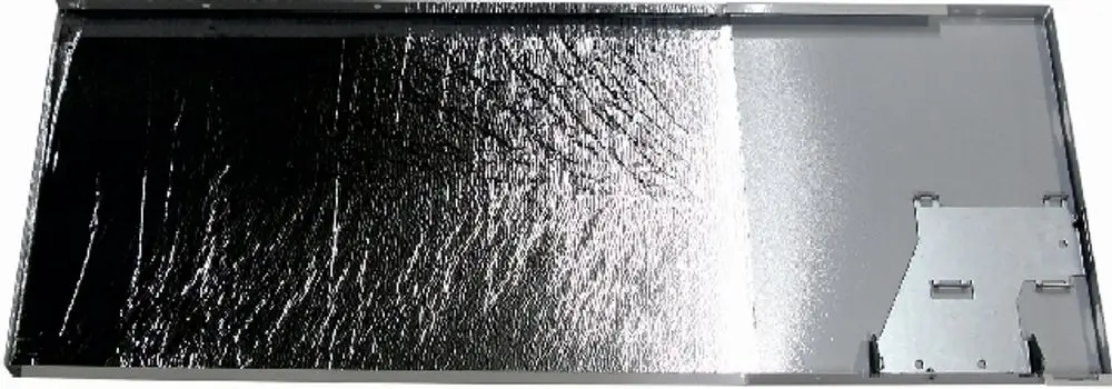 Seitenverkleidung in silberner Farbe mit glänzender Oberfläche, passend für Wolf Produkte. Sie zeigt eine glatte, reflektierende Fläche ohne erkennbare Beschriftungen oder Merkmale.